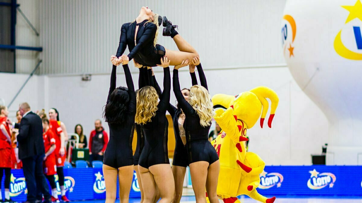 2019-01-06 Glow Cheerleaders