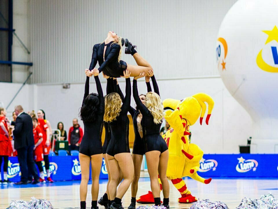 2019-01-06 Glow Cheerleaders