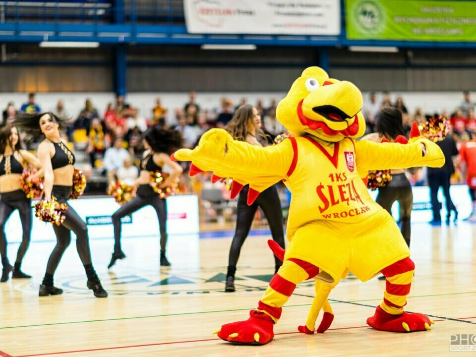 2019-04-06 Glow Cheerleaders