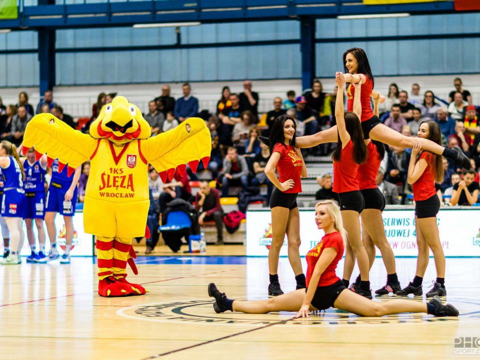 2019-04-13 Glow Cheerleaders and Czak