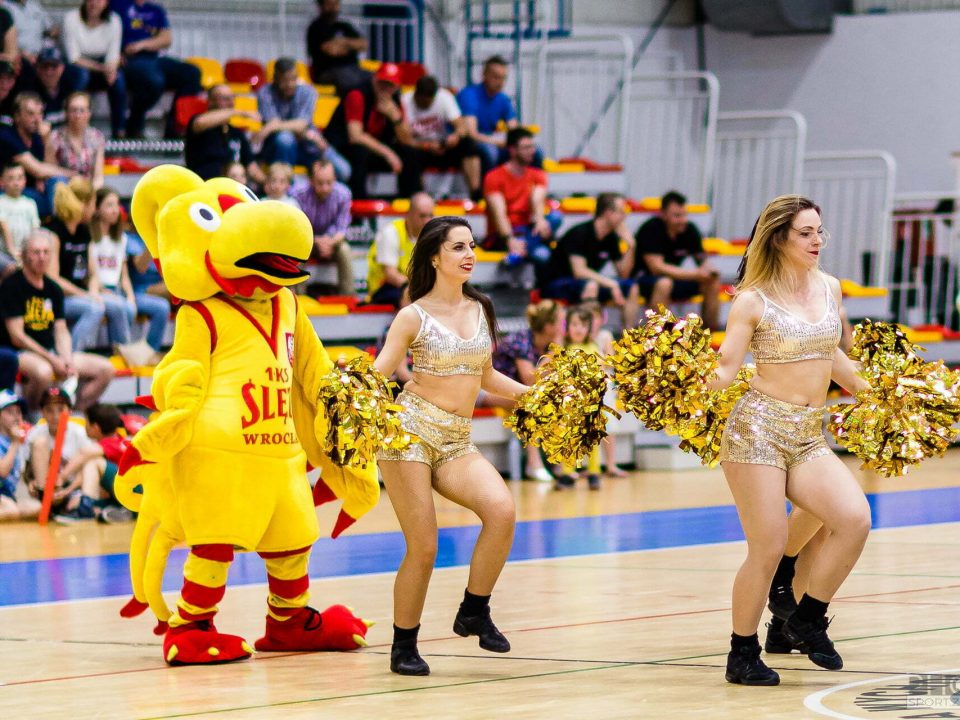 2019-04-26 Glow Cheerleaders