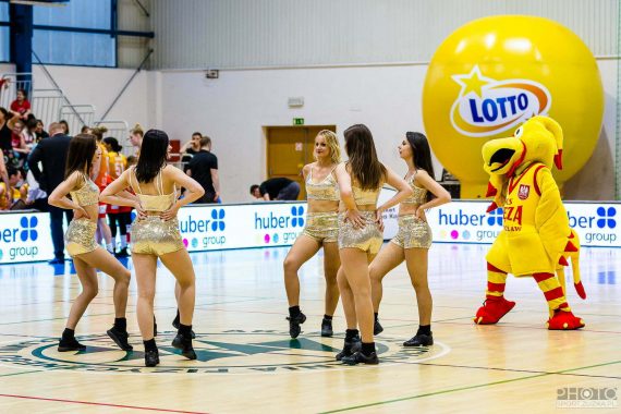 2019-04-26 Glow Cheerleaders