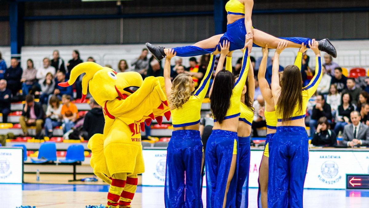 2019-12-11 Glow Cheerleaders and Czak