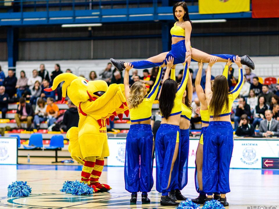 2019-12-11 Glow Cheerleaders and Czak