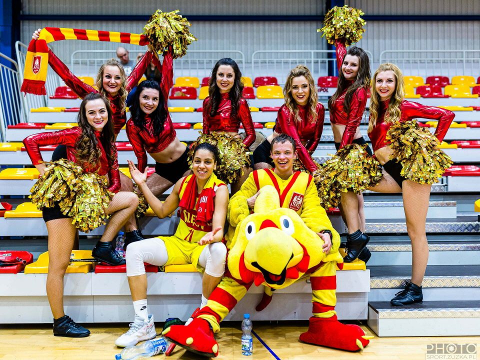 2020-02-29 Glow Cheerleaders