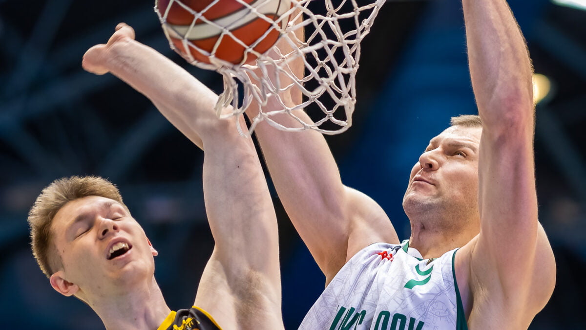 10.4.2023 Wrocław, Etap I - 26 kolejka Energa Basket Liga: WKS Śląsk Wrocław vs Trefl Sopot; Na zdjęciu: Michał Kolenda #23; Artsiom Parakhouski #7 | fot. Paweł Wala/sport.zuzka.pl