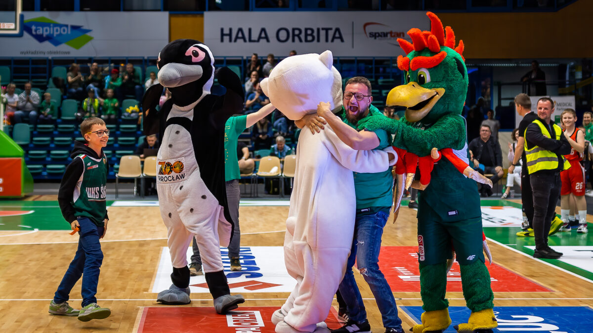 3.5.2023 Wrocław, Etap I - 30 kolejka Energa Basket Liga: WKS Śląsk Wrocław vs Rawlplug Sokół Łańcut; Na zdjęciu: Zwycięzca rzutu za 10tys. z połowy boiska | fot. Paweł Wala/sport.zuzka.pl