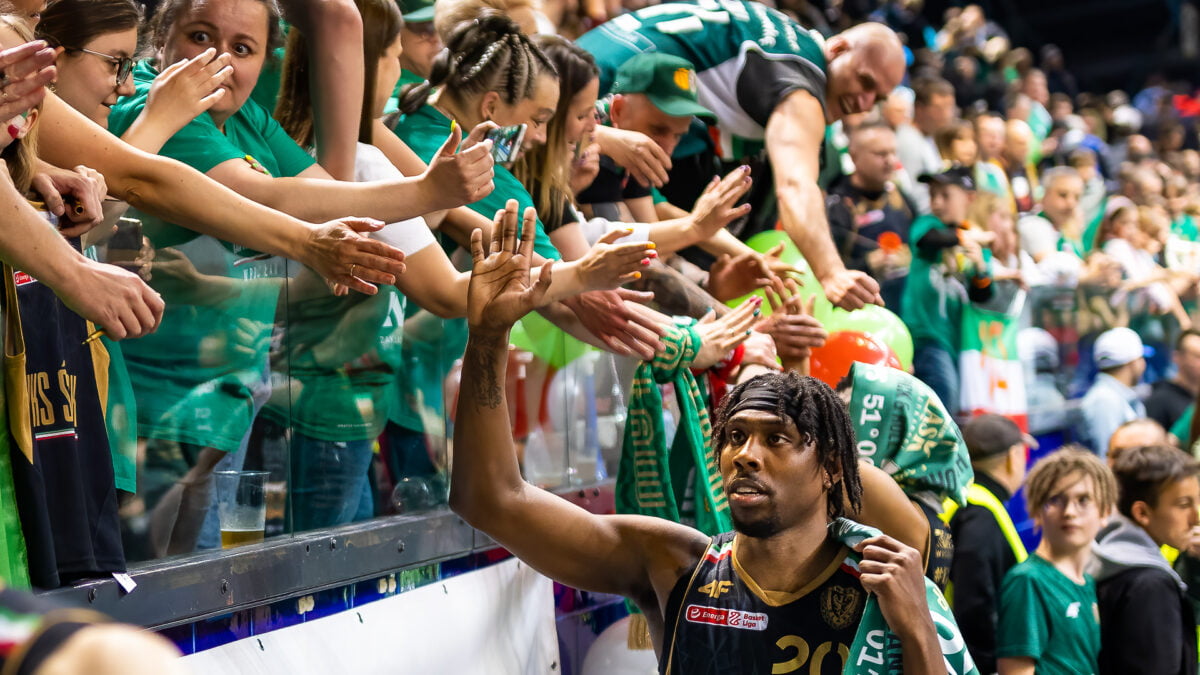 6.5.2023 Wrocław, Ćwierćfinały - 1 mecz Energa Basket Liga: WKS Śląsk Wrocław vs Trefl Sopot; Na zdjęciu: Kibice WKS Śląsk Wrocław; Justin Bibbs #20 | fot. Paweł Wala/sport.zuzka.pl